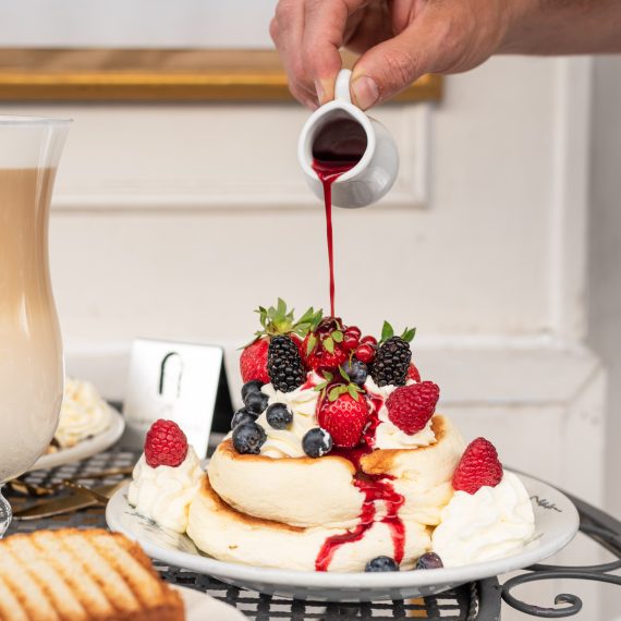 Fluffy pancakes fruits rouges