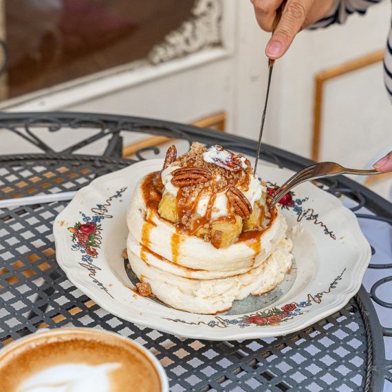 Pomme au four, caramel beurre salée, chantilly, noix de pecan, crumble de sarrasin